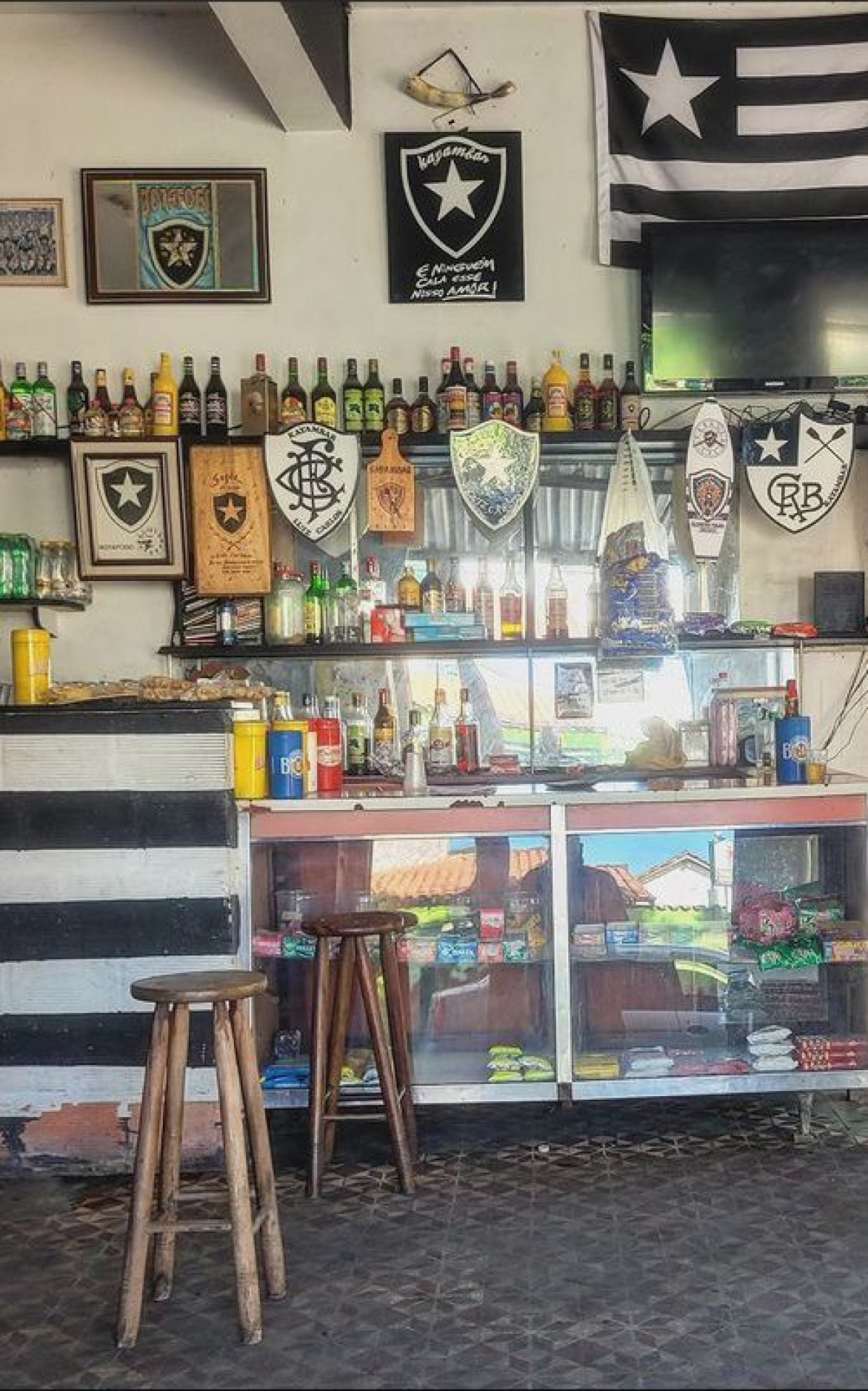 Localizado no bairro de Fonseca, em Niterói, na Rua Evilásio Silva, o Kayambar é um bar de esquina destinado aos botafoguenses. Luiz Carlos, dono do estabelecimento e torcedor do clube, confirmou que irá transmitir a partida contra o Atlético-MG com churrasco e muita cerveja. A expectativa, de acordo com ele, são de mais de 50 pessoas presentes.