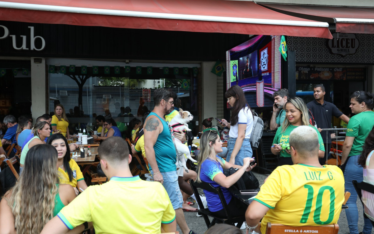 Caso não haja mais acomodação no Boteco do Rão, a praça Nelson Mandela, que fica a sete minutos de distância a pé do estabelecimento, é uma ótima alternativa. O lugar conta com uma variedade de bares que enchem quando os clubes cariocas jogam. Em 2022, lotou nos jogos da seleção brasileira na Copa do Mundo.