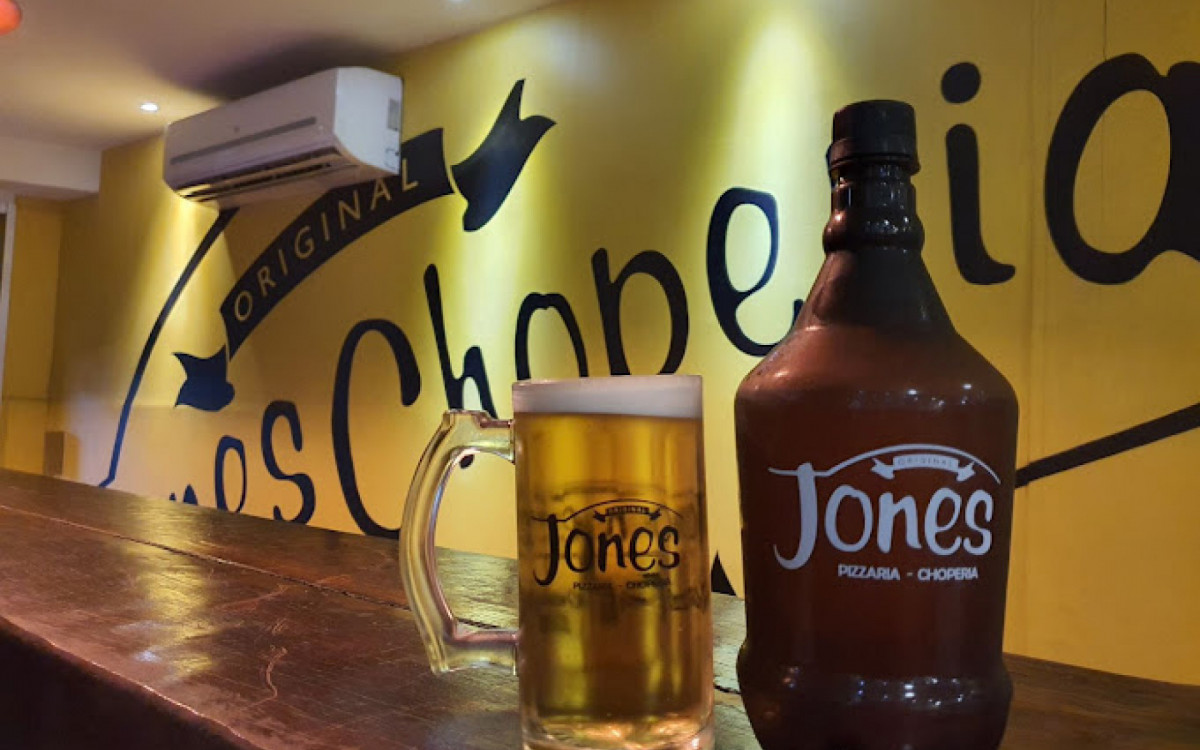 A Jones Choperia também é uma ótima opção para quem quiser curtir a final em Niterói. Na Rua Barão do Amazonas, 90, em Ponta D\'areia, a entrada é paga, no valor de R$25,00 na pista, com acesso a dose dupla de caipirinha e caipivodka, copo personalizado, ônibus gratuito que levará os torcedores até General Severiano após a partida, em caso de título, e churrasco liberado das 10h até às 17h.