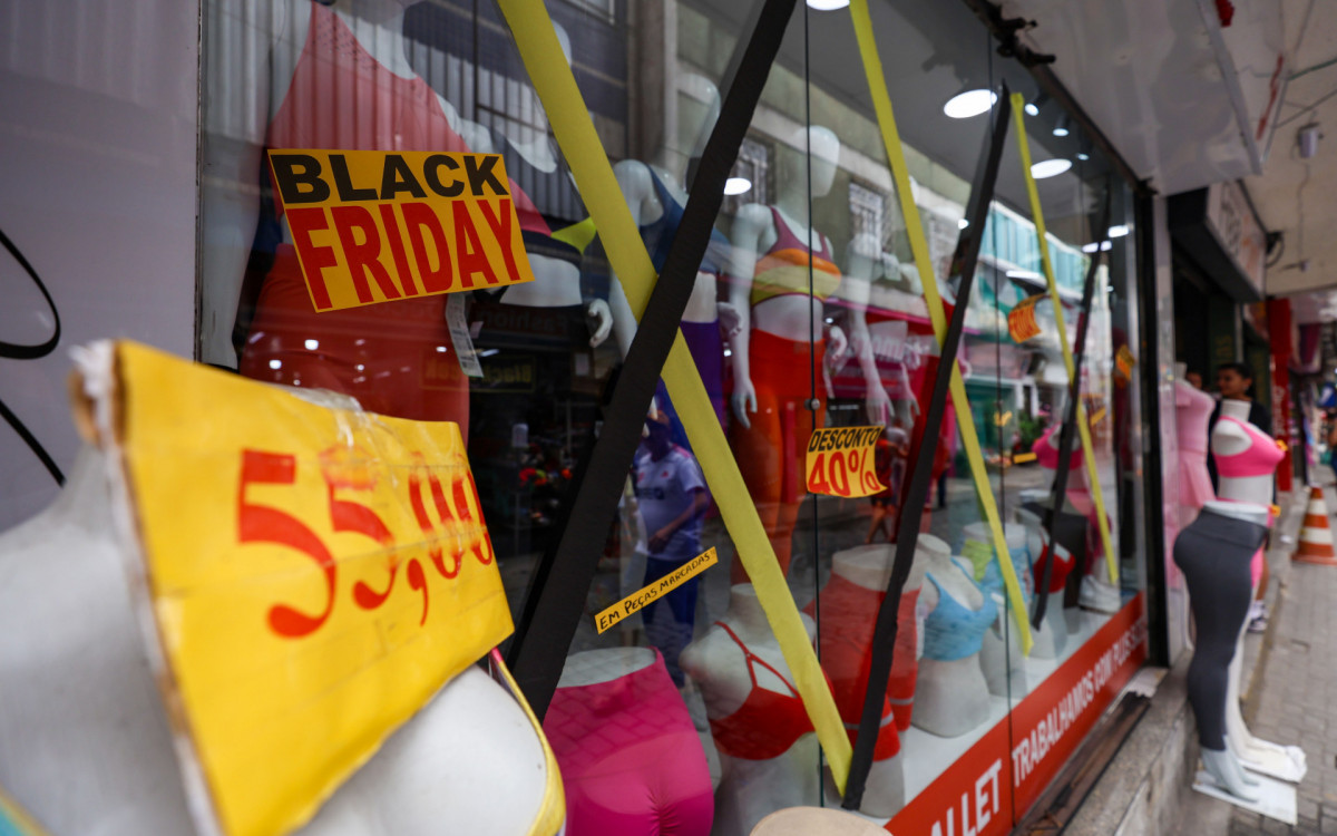 Lojas em Nova Igua&ccedil;u tem bom movimento em dia de promo&ccedil;&otilde;es da Black Friday
