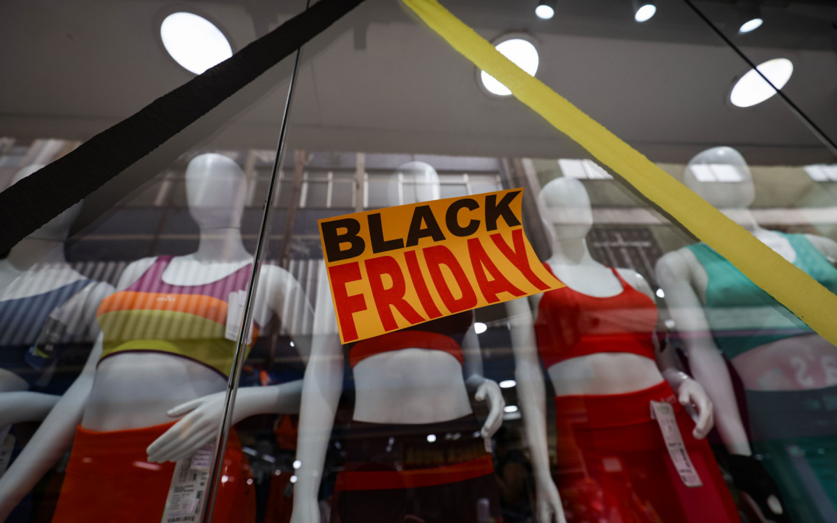 Lojas em Nova Igua&ccedil;u tem bom movimento em dia de promo&ccedil;&otilde;es da Black Friday