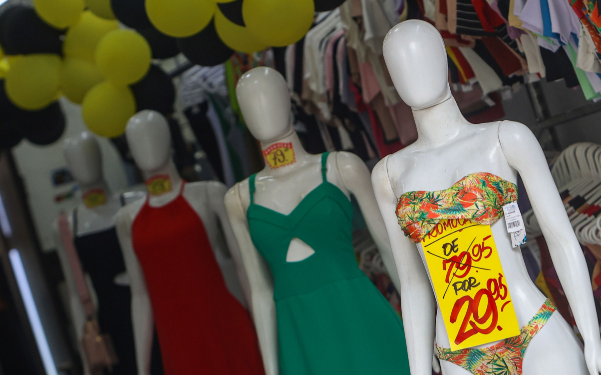 Lojas em Nova Igua&ccedil;u tem bom movimento em dia de promo&ccedil;&otilde;es da Black Friday