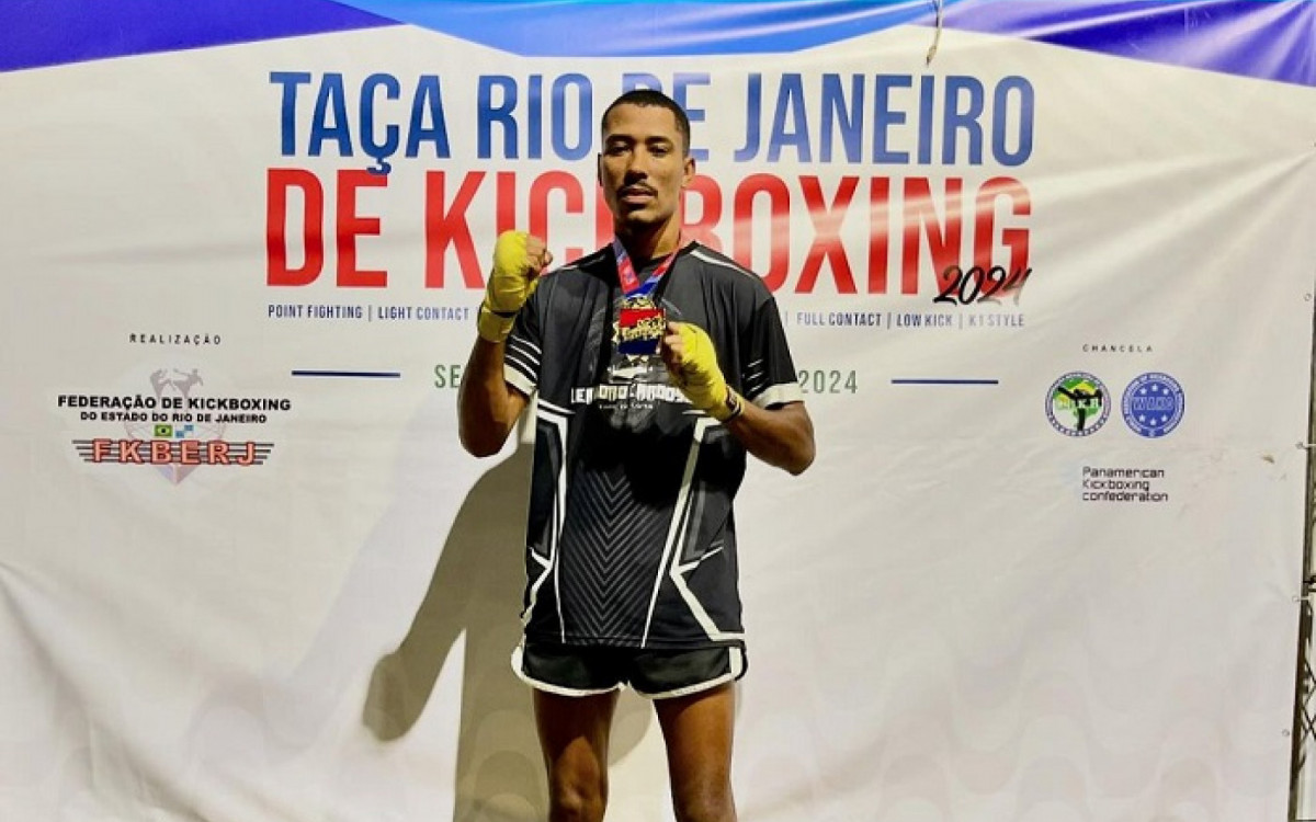 Leandro Cardoso no topo do pódio da Taça Rio de Kickboxing 2024