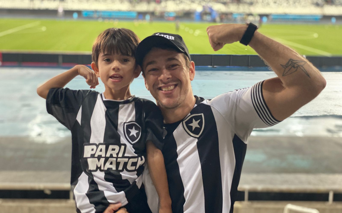 Jo&atilde;o Vicente com o filho Erik, que faz anivers&aacute;rio um dia depois da final da Libertadores - Arquivo Pessoal