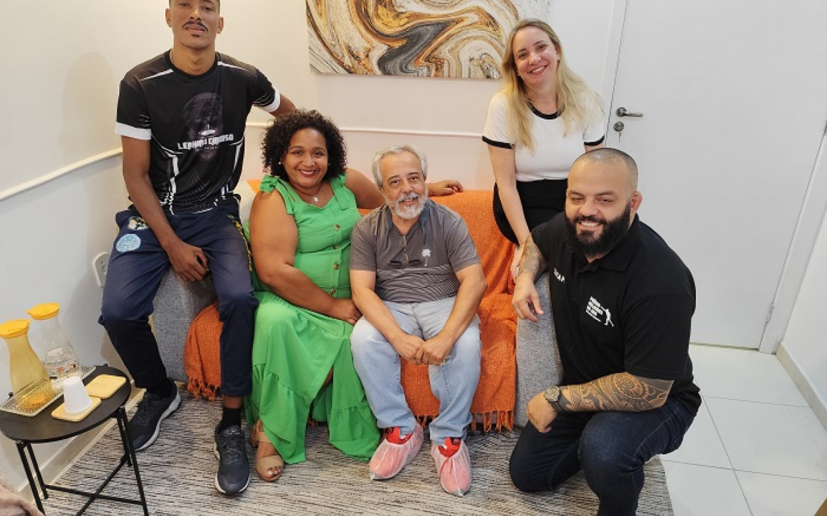 Leandro Cardoso ao lado da sua equipe multidisciplinar e Fabrício Xavier (à direita)