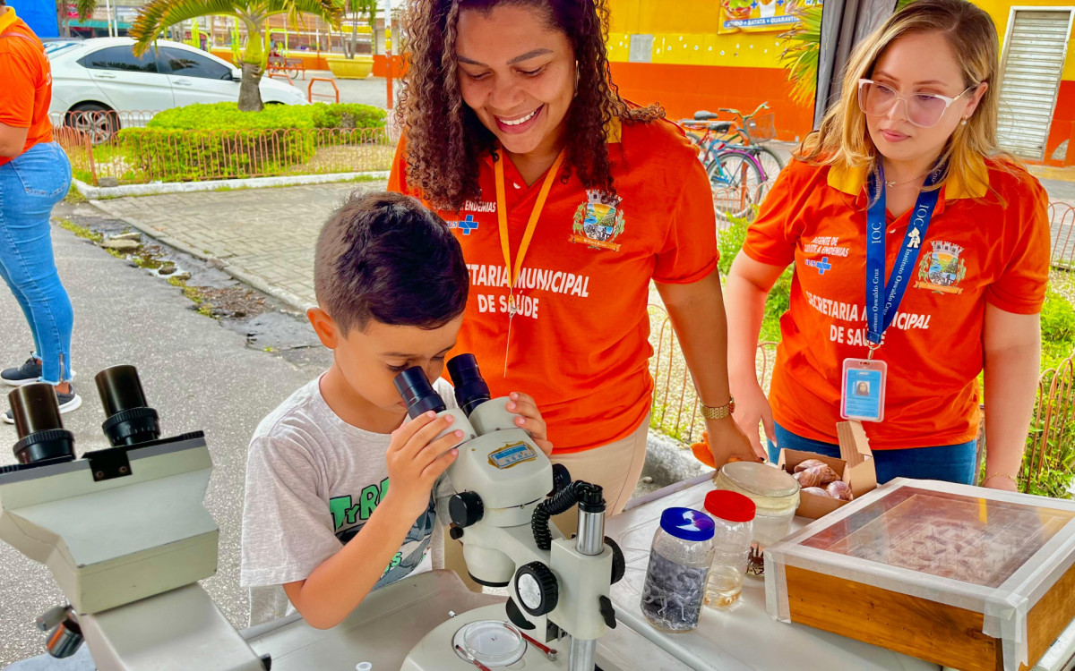 O pequeno Miguel Oliveira, de 5 anos, explorou a curiosidade pela lente do microscópio em momento de aprendizagem com agentes