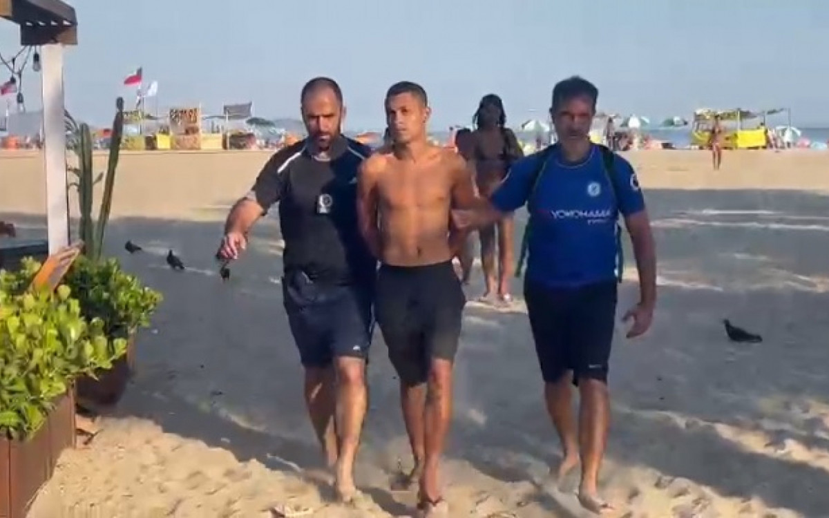 Policiais civis estavam disfarçados no momento da prisão, na Praia de Copacabana