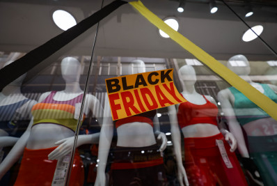 Lojas na Baixada ficam movimentadas em dia de Black Friday