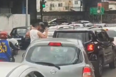 Bandidos flagrados assaltando carro em via movimentada na Zona Norte são presos