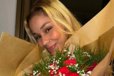 Flávia Saraiva exibe buquê de rosas em meio a boatos de affair com Mc Cabelinho