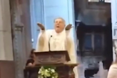 Padre celebra casamento ao som de 'Mamma María' e viraliza na web; veja vídeo