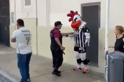 Mascote do Atlético-MG leva 'dura' da PM argentina por 'comportamento inadequado'; veja