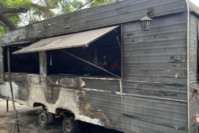 Vídeo: Trio ateia fogo em trailer de lanches na Zona Norte