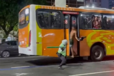 Vídeo mostra agente agredindo rapaz que invadiu ônibus durante tumulto e correria em Copacabana