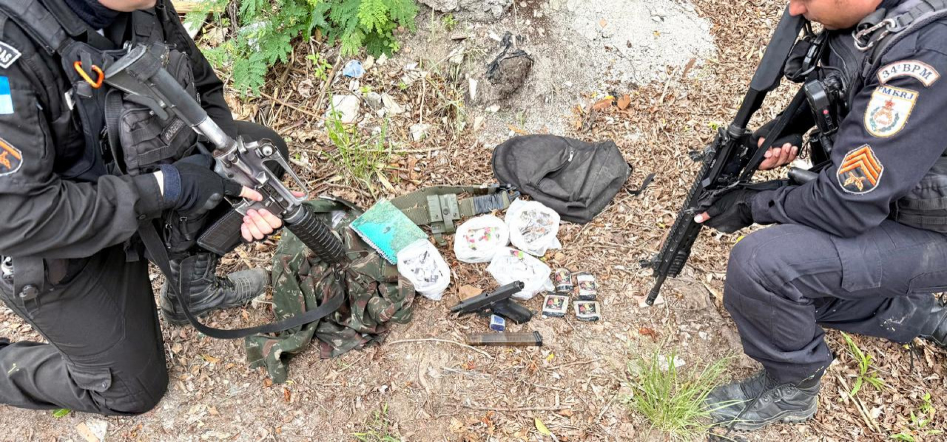 Pistola e drogas foram apreendidas durante a ação em Magé - Reprodução