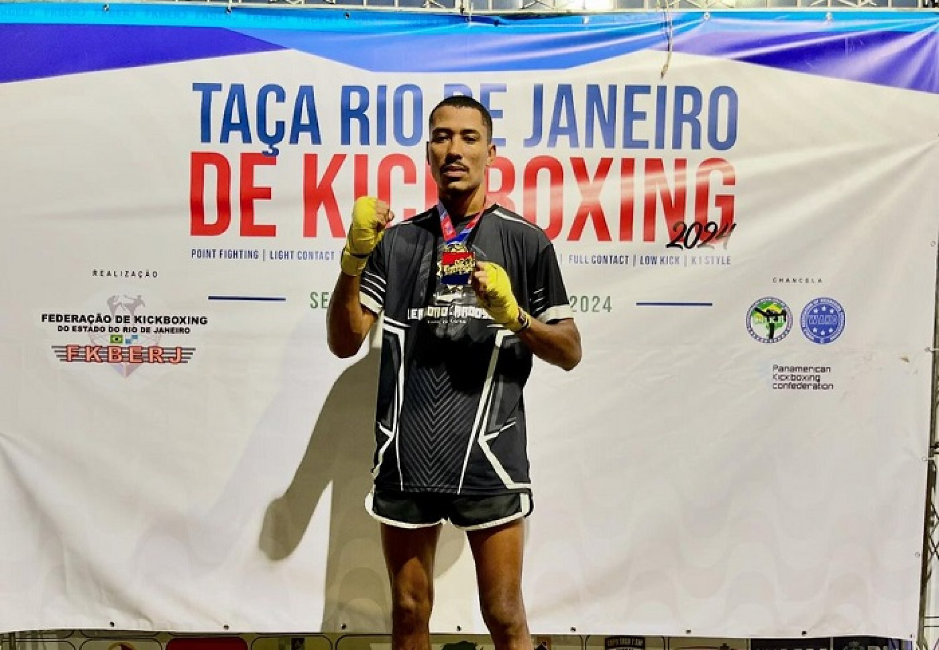 Leandro Cardoso no topo do pódio da Taça Rio de Kickboxing 2024 -  (Foto: Reprodução)