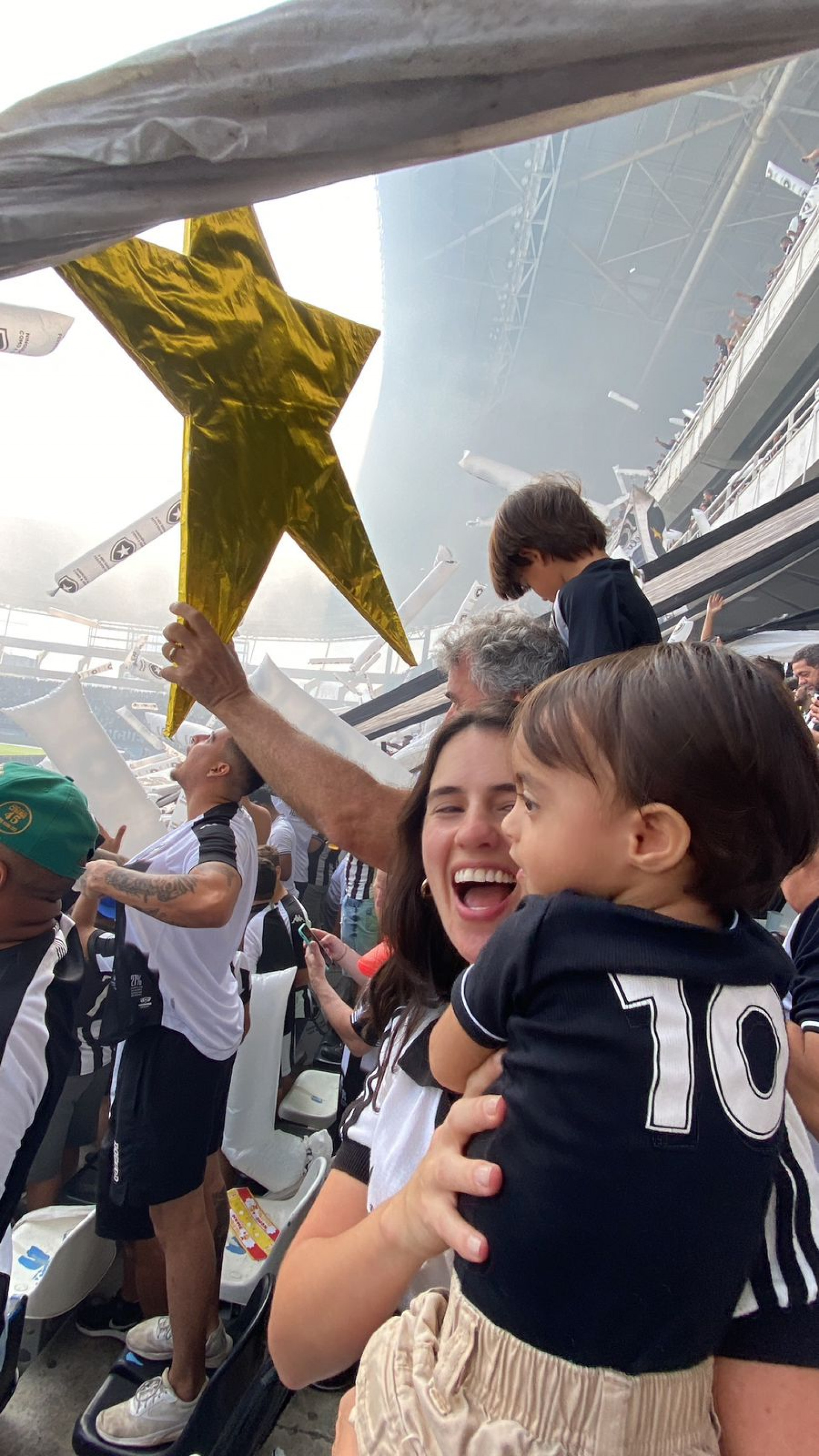 Carolina Araújo Guimarães com o filho Nicolas no Nilton Santos, enquanto João Vicente viu pela TV