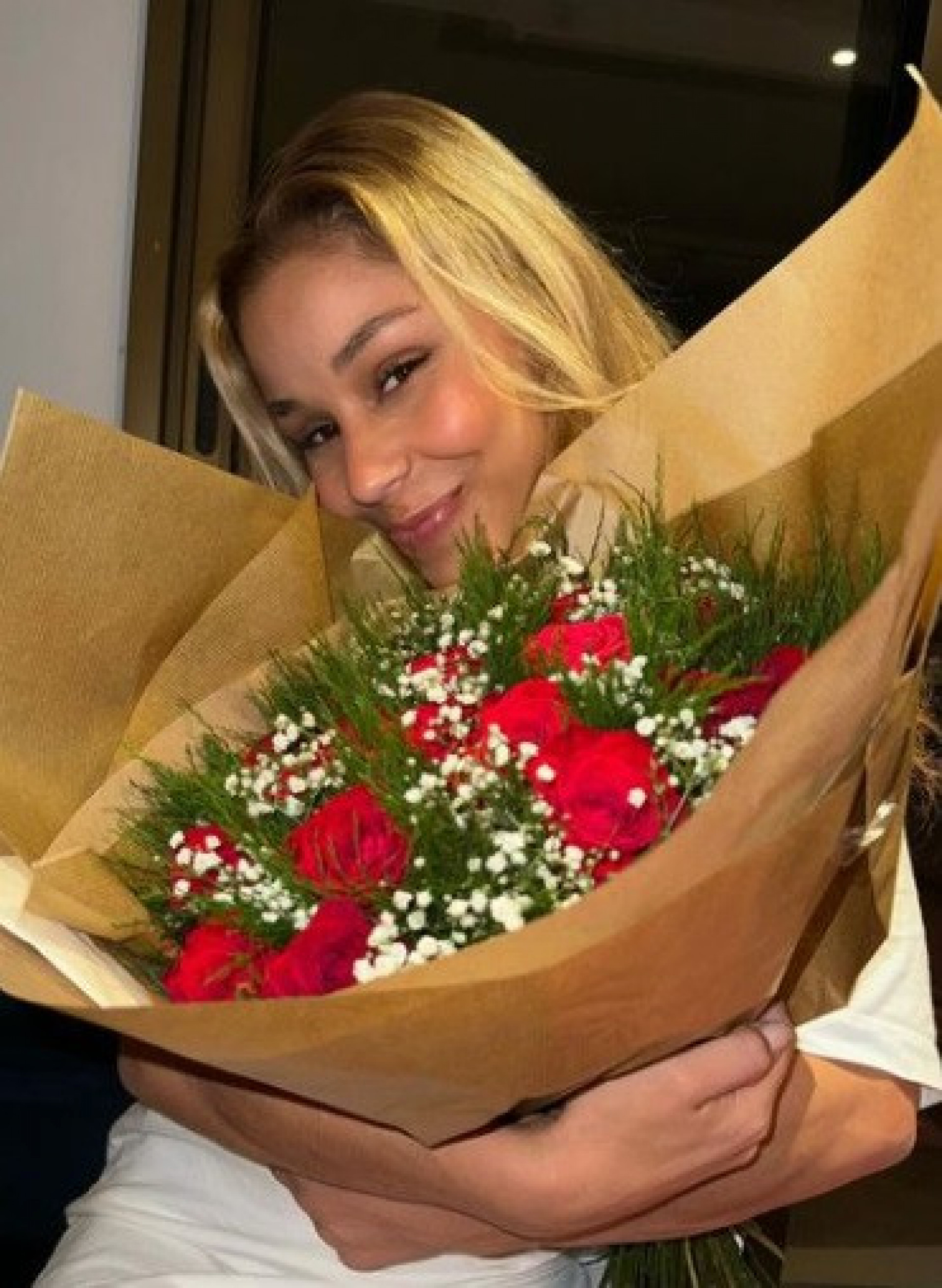 Ginasta aumentou boato de affair com MC Cabelinho ao posar com buquê de rosas - Reprodução/Instagram 