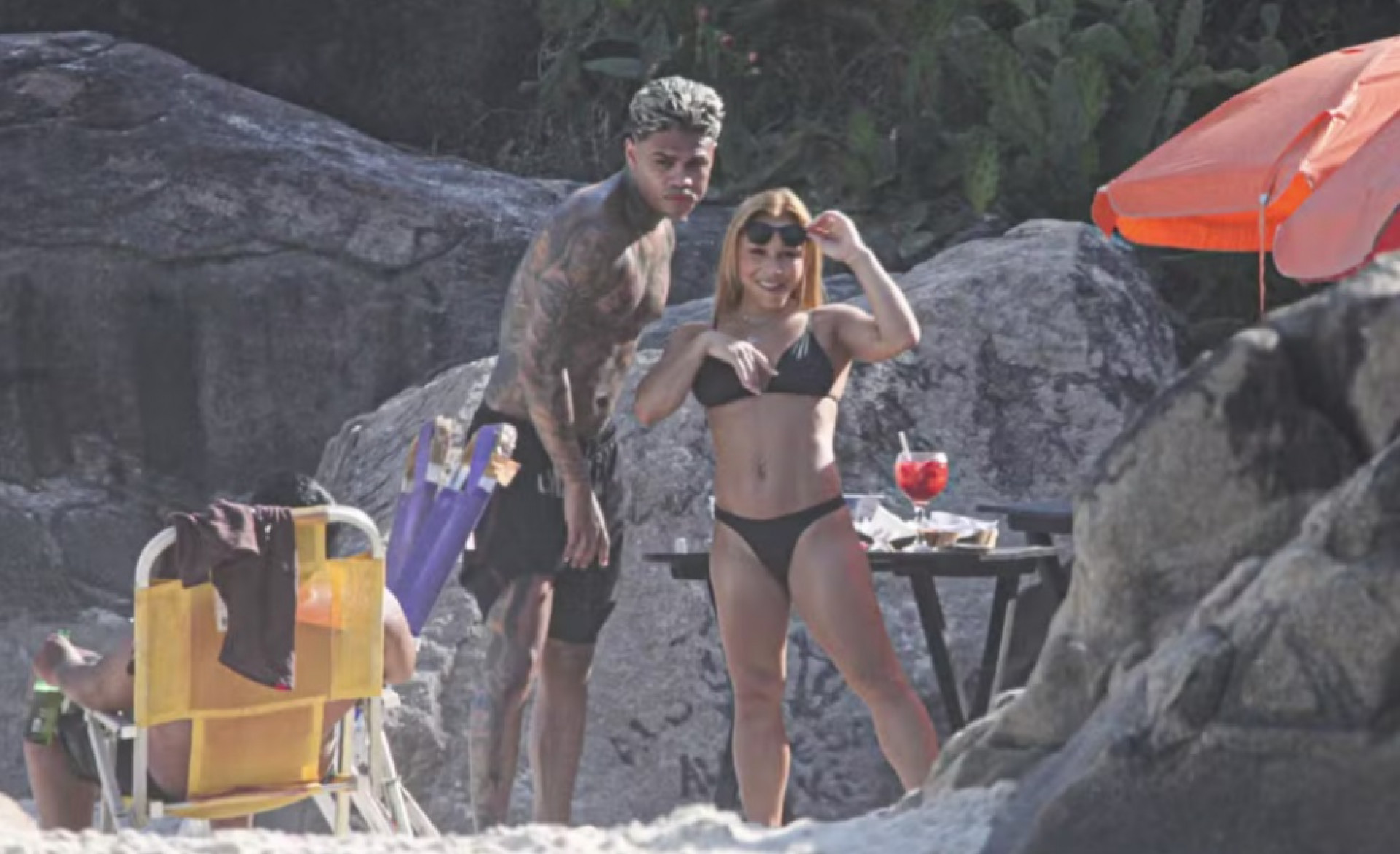 Ginasta foi vista curtindo um dia na praia na companhia do funkeiro  - Agnews