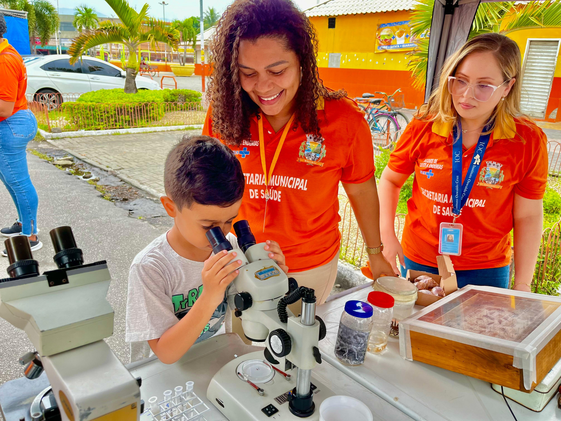 O pequeno Miguel Oliveira, de 5 anos, explorou a curiosidade pela lente do microscópio em momento de aprendizagem com agentes - Renan Marques/PMBR