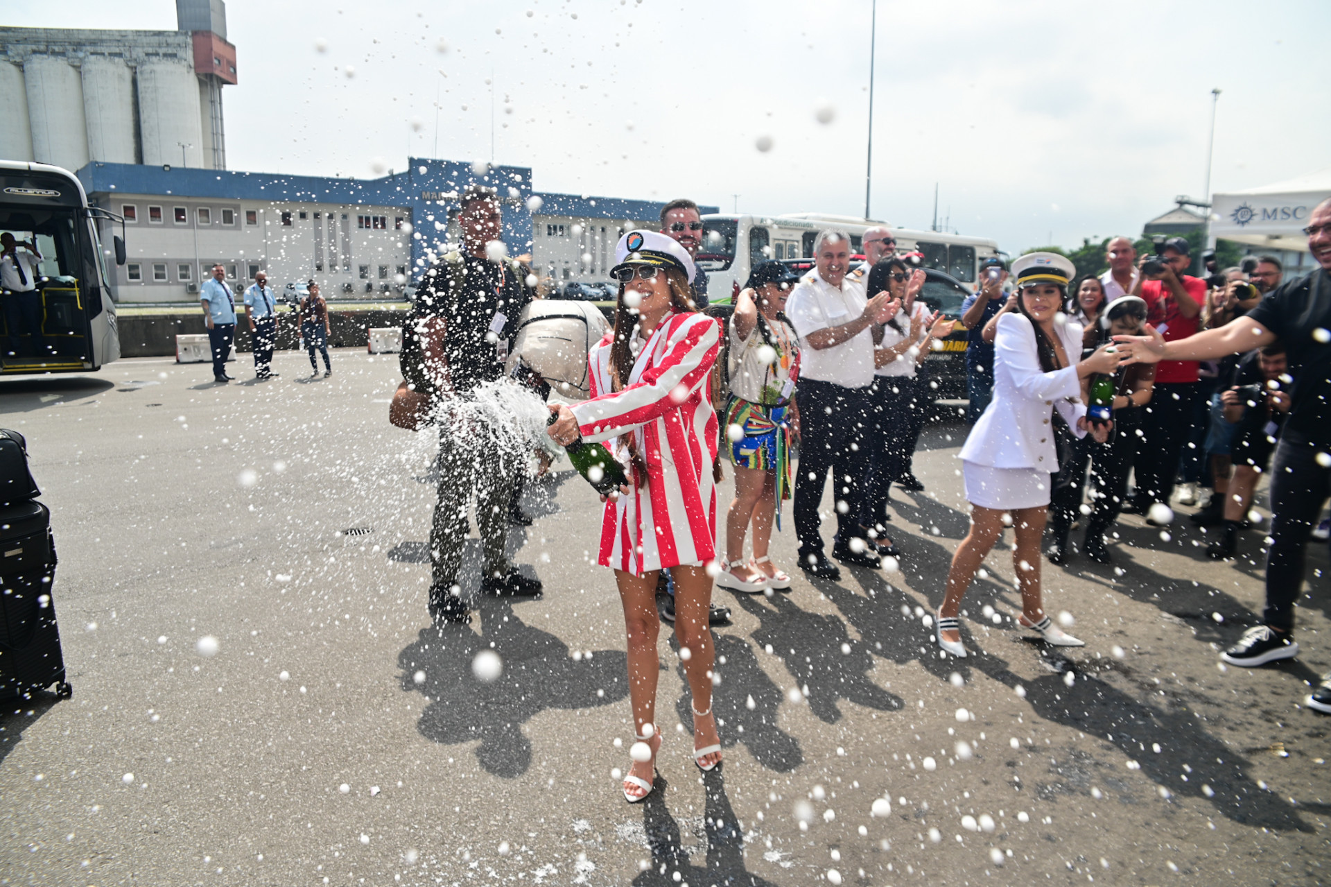 Maiara e maraisa chegam no Porto de Santos para embarcar para seu navio Maiara e MAraisa em Alto Mar - Leo Franco/ Agnews