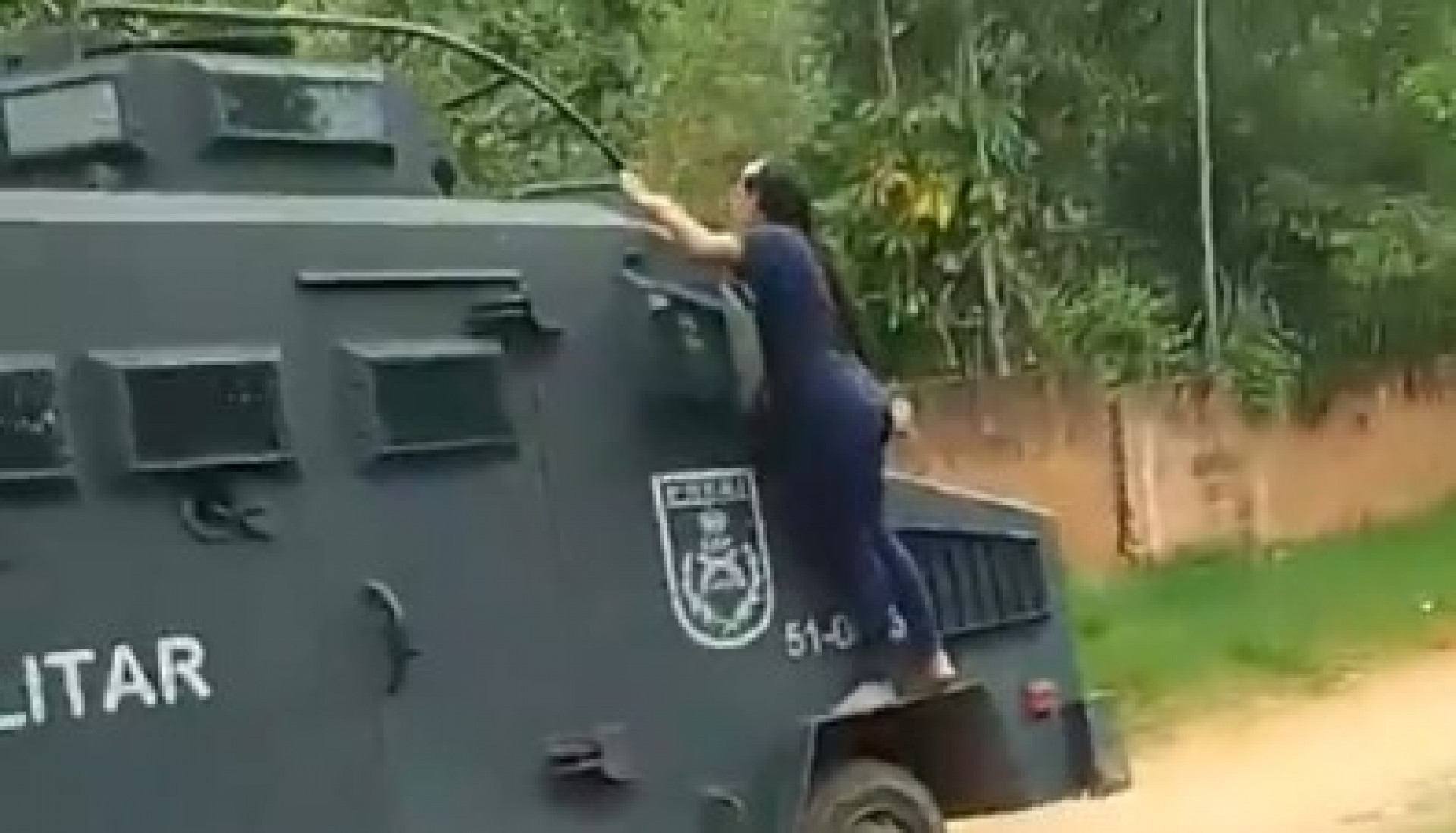 Mulher subiu em veículo blindado da PM para protestar contra atuação dos agentes em Magé - Reprodução