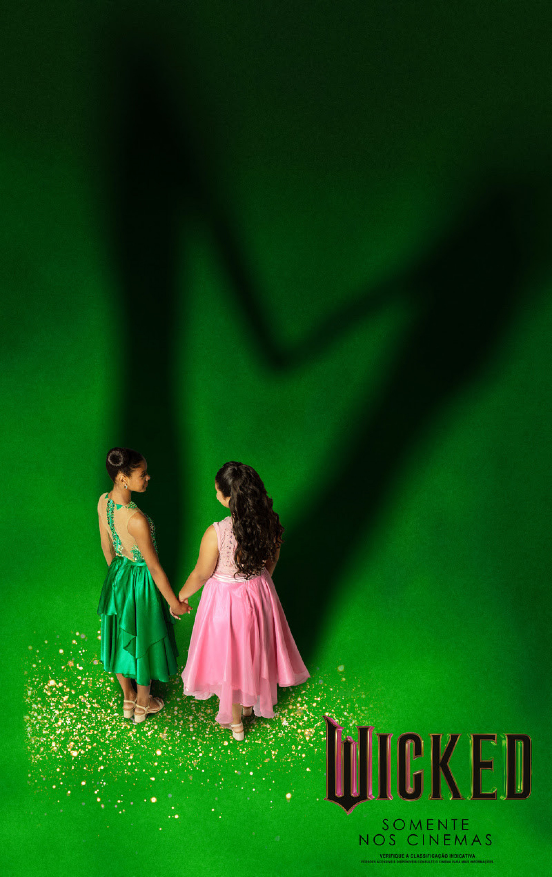 Porta-bandeiras mirins da Mangueira 'interpretaram' as protagonistas de 'Wicked' - Divulga&ccedil;&atilde;o / Universal Studios