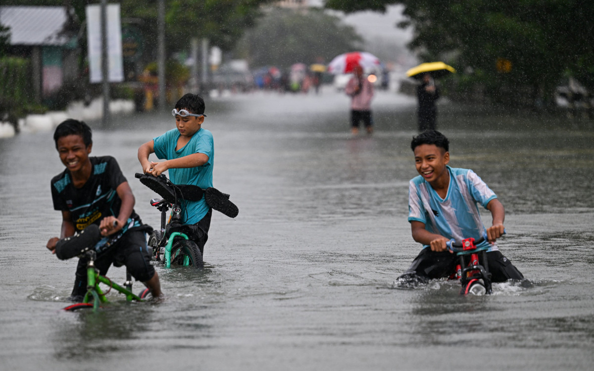 Diversas crianças perderam sua moradia - Reprodução / Mohd Rasfan / AFP