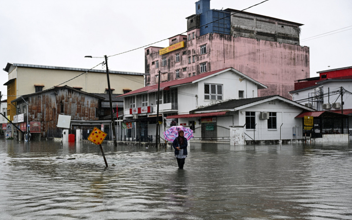 Nove pessoas foram mortas em decorrência das fortes chuvas - Reprodução / Mohd Rasfan / AFP
