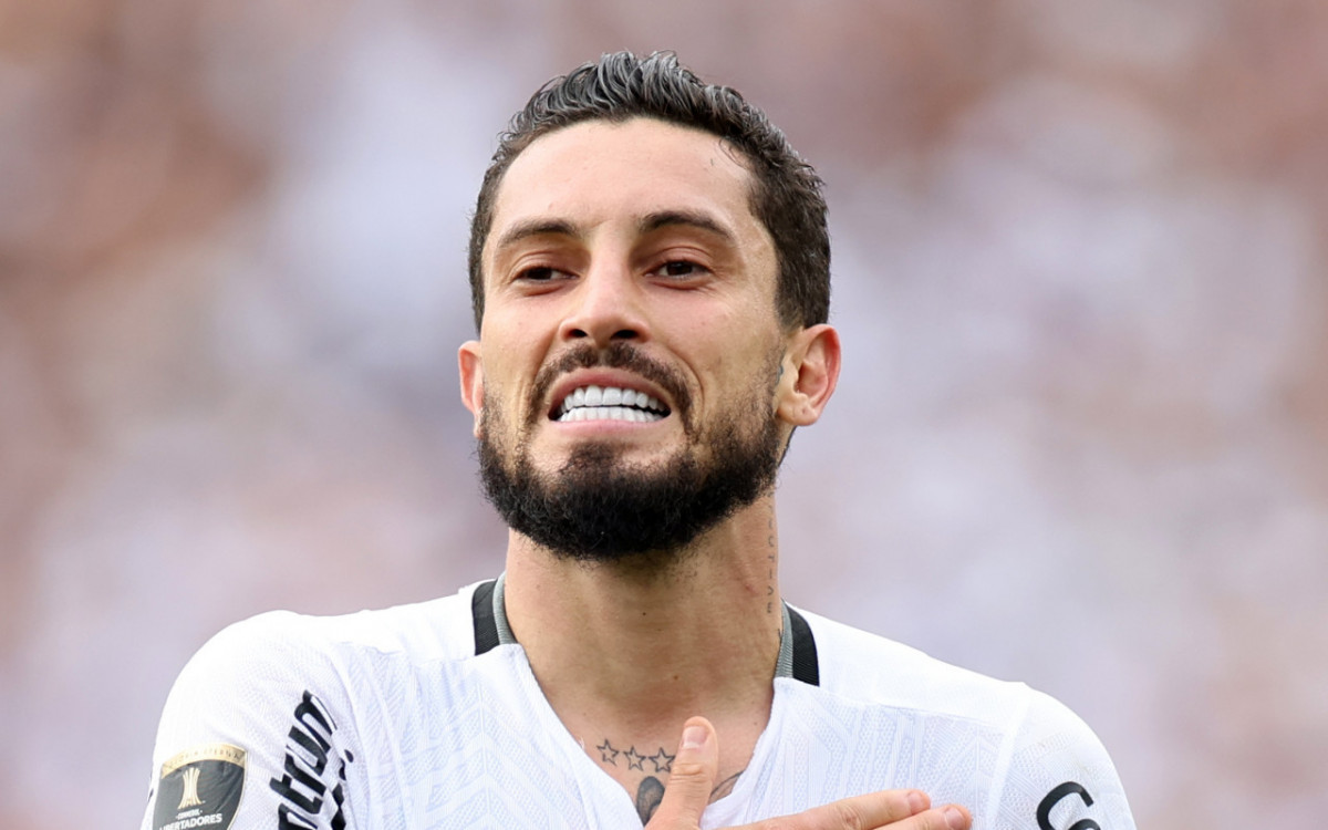 Alex Telles dedica vitória a elenco de 2023 e festeja título do Botafogo