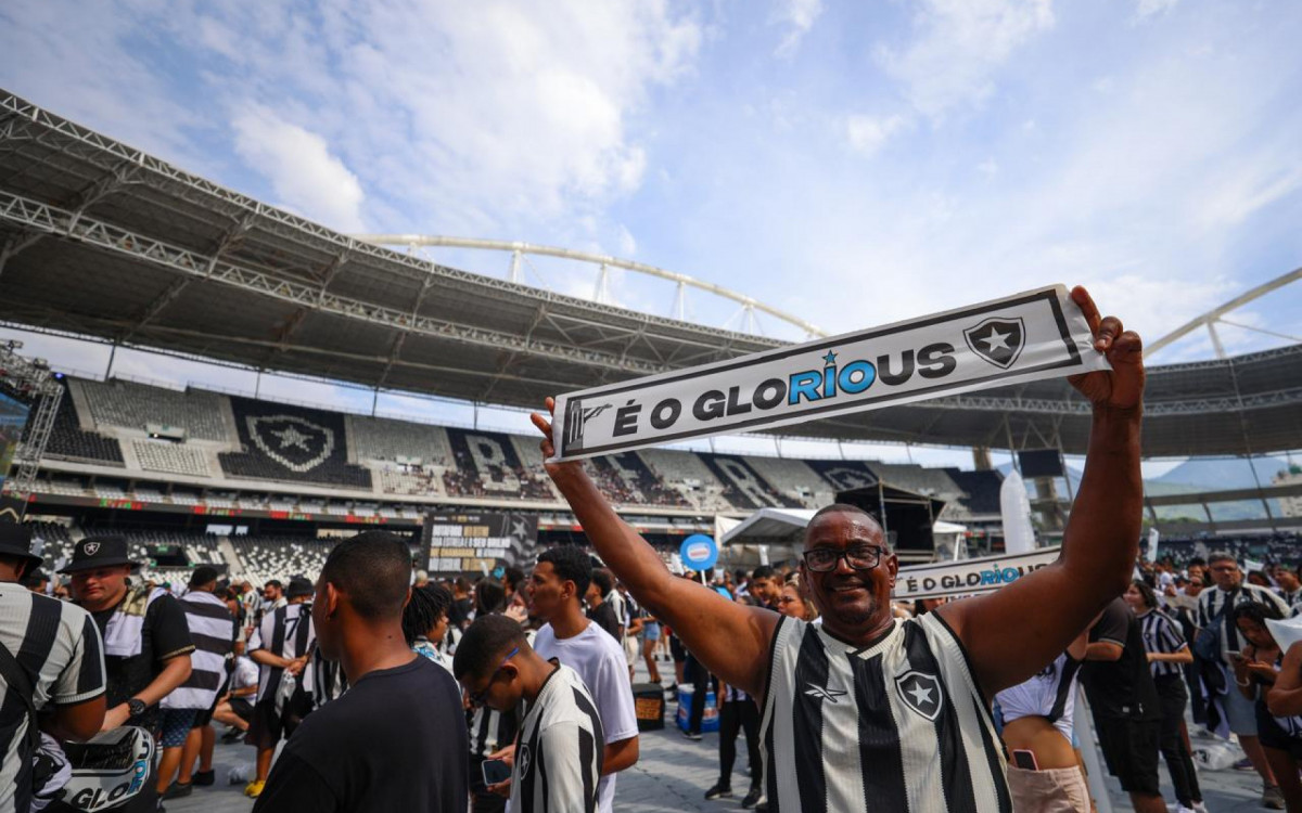 Torcida do Botafogo marca presença na Fan Fest no Nilton Santos