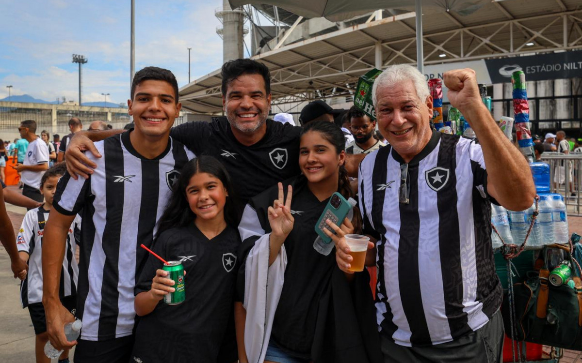 Torcida do Botafogo marca presença na Fan Fest no Nilton Santos