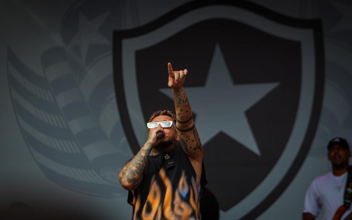 Cantor Suel se apresentou na Fan Fest no Nilton Santos