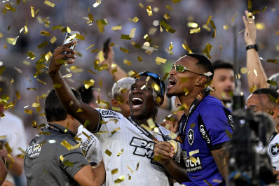 John destaca superação do Botafogo ao longo do ano e sonha com Seleção