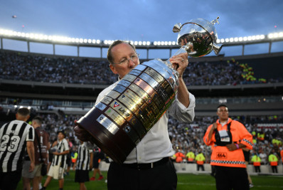 Textor cita volta por cima do Botafogo e aponta rigor em cobrança no Brasil