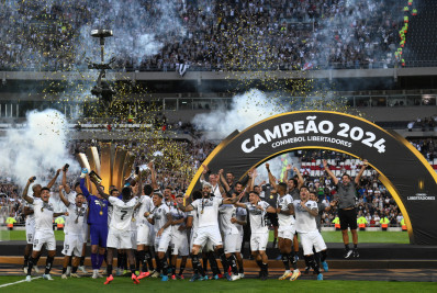 Vídeo! Ao som de 'Vou festejar', elenco do Botafogo dá volta olímpica no Monumental