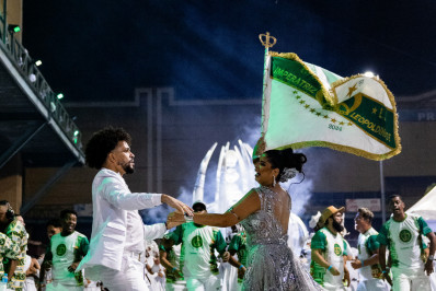 Shows e minidesfiles de escolas com presença de famosos abrem comemoração do Dia Nacional do Samba