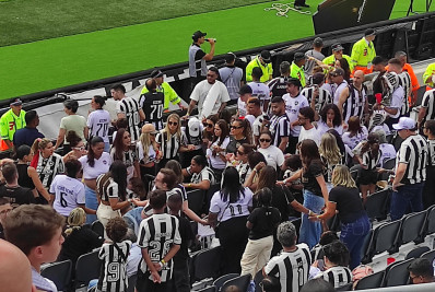 Familiares de jogadores do Botafogo fazem oração no estádio antes de final