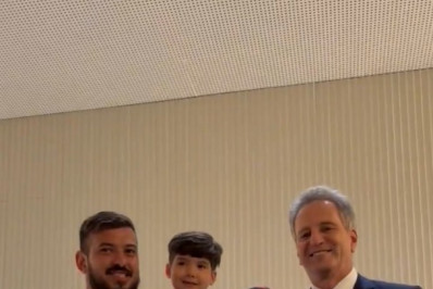 Vídeo: Filho de Everton Ribeiro recebe título de sócio honorário do Flamengo