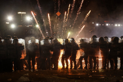 Manifestantes pró-UE entram em confronto com policiais em frente ao parlamento na Geórgia