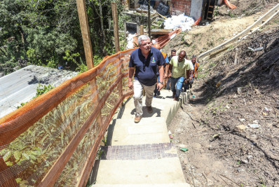 Prefeito Axel Grael vistoria obras de contenção de encostas na Grota do Surucucu