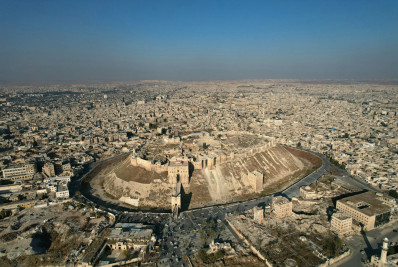 Síria: rebeldes avançam na 3ª maior cidade do país e milhares fogem