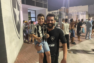 Torcedor que teve arritmia em vice em 2008 celebra título do Botafogo com filho no Nilton Santos