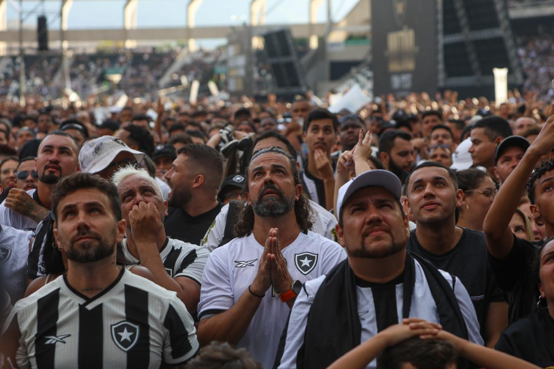 Torcida do Botafogo fez a festa com a final da Libertadores na Fan Fest no Nilton Santos - Renan Areias/ Agência O Dia