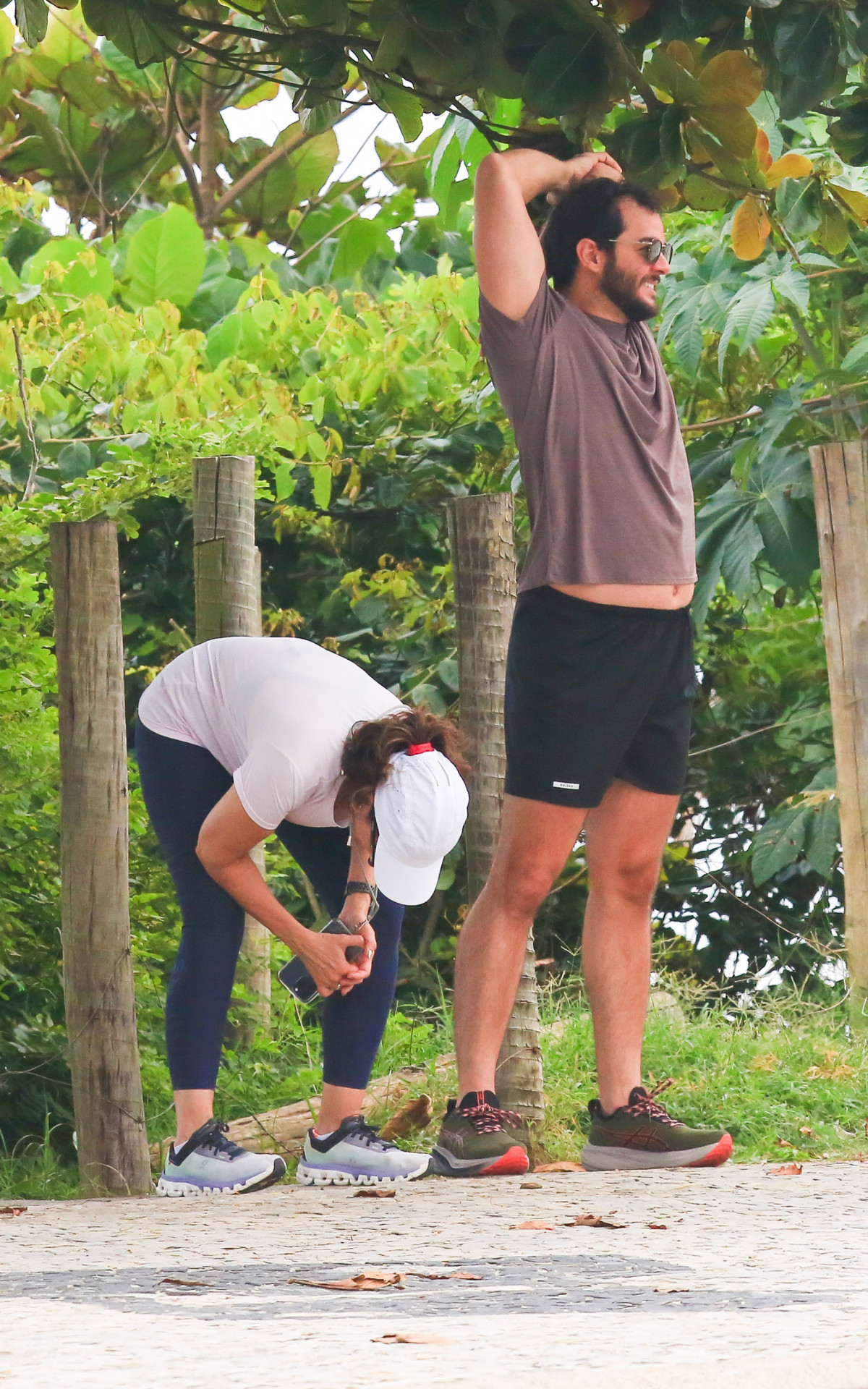 Fátima Bernardes e Túlio Gadêlha se alongam durante caminhada na orla da Barra da Tijuca