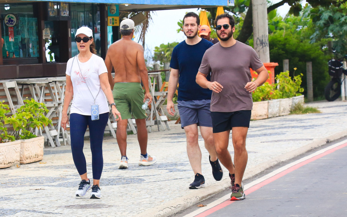 Fátima Bernardes e Túlio Gadêlha caminham na orla da Barra da Tijuca