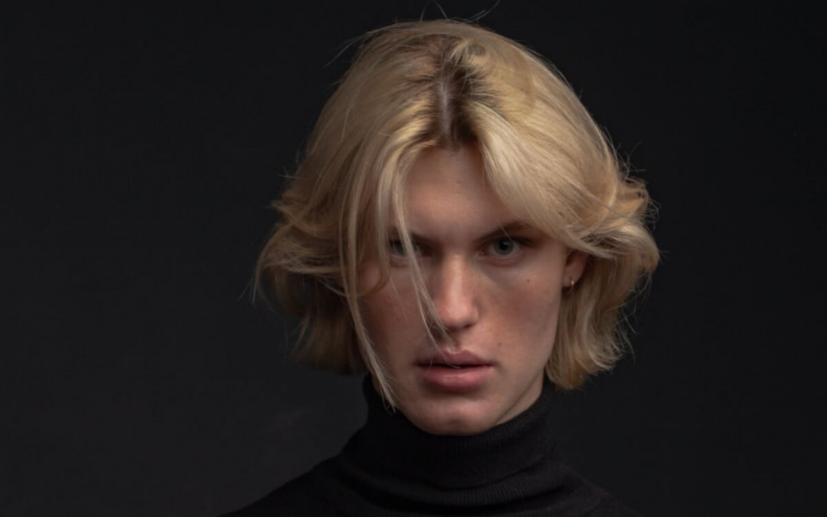 O corte middle part &eacute; vers&aacute;til e pr&aacute;tico para o dia a dia (Imagem: maxtimofeev | Shutterstock)