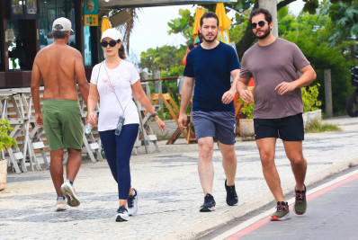 Fátima Bernardes e Túlio Gadêlha caminham na orla da Barra da Tijuca