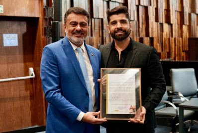 Deputado Vitor Junior entrega moção de aplausos ao cantor niteroiense João Gabriel