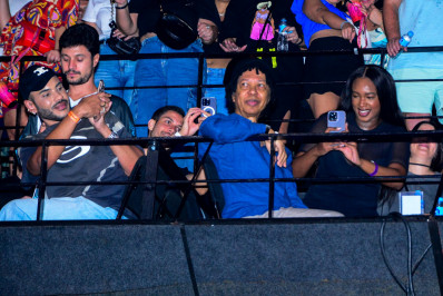 Djavan, Iza e mais celebridades vão ao show de Liniker no Rio